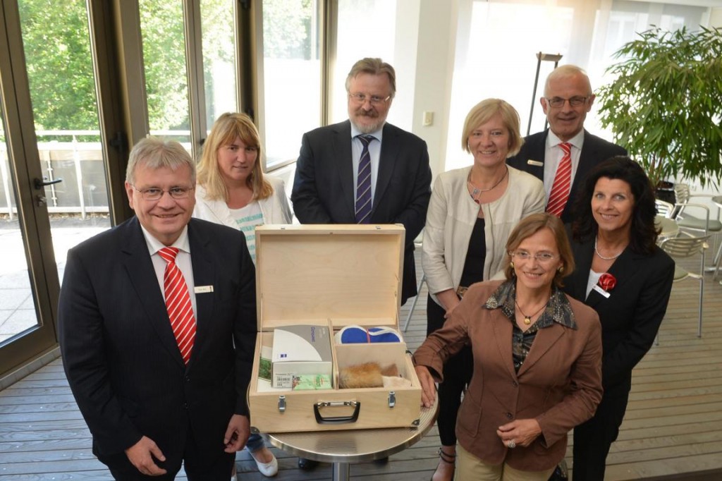 Sparkassenstiftung Gießen und Huberts übergeben Naturkoffer am 1.Juli 2014