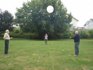 Mit dem Ballon an der Leine