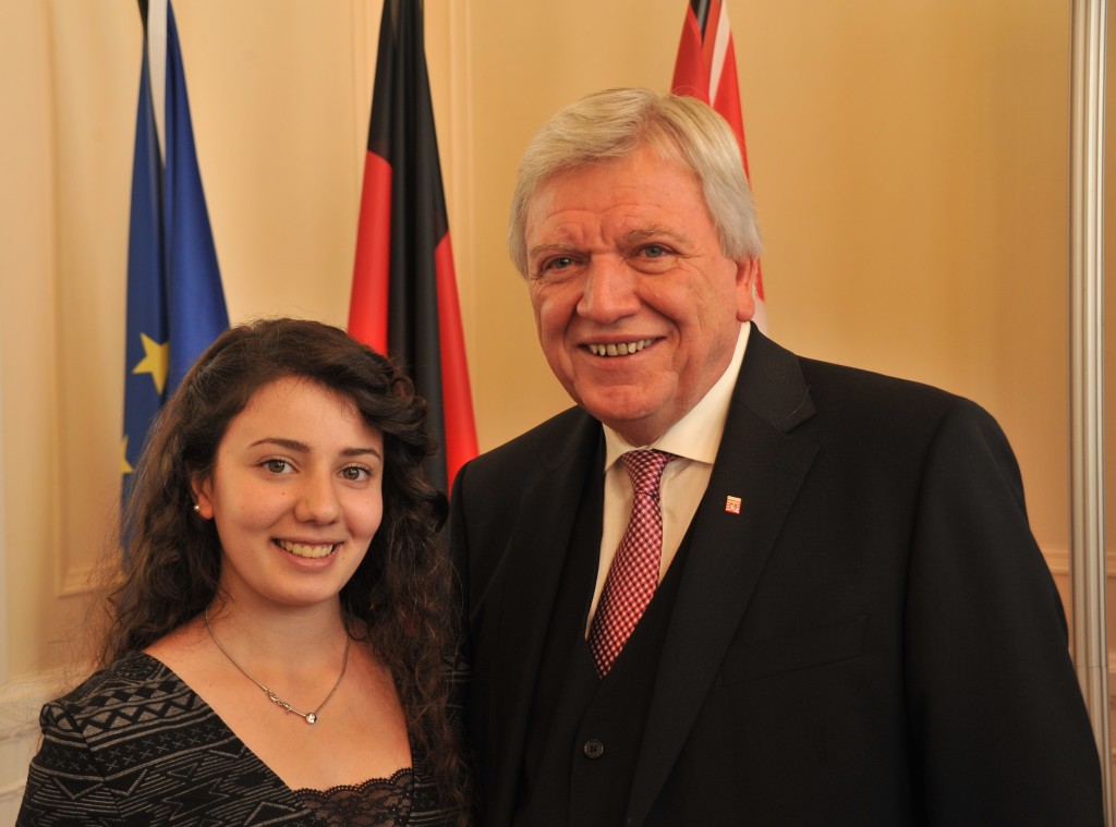 Joele mit dem Hessischen Ministerpräsident Volker Bouffier (Foto: Hessische Staatskanzlei)